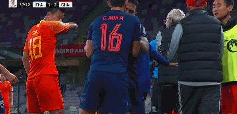 韦世豪怒视观众,韦世豪怒射自家球门申花球迷反应