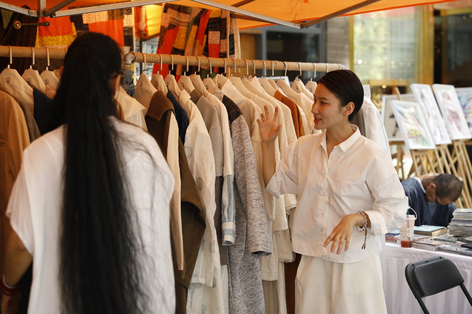 周末哪里去？苹果社区“红运坊潮牌文化街”来赶集