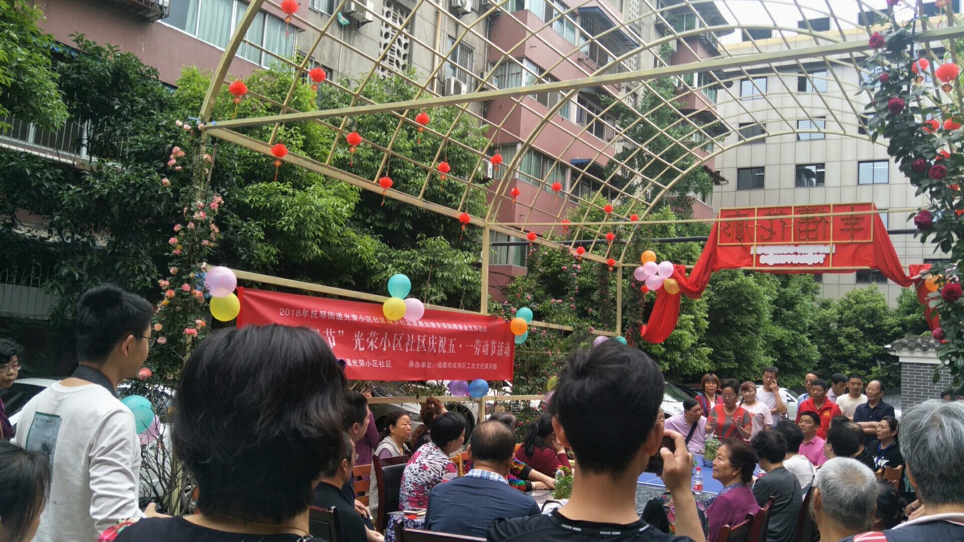 幸福花廊里的微创景观让光荣小区社区居民体验“劳动最美丽”