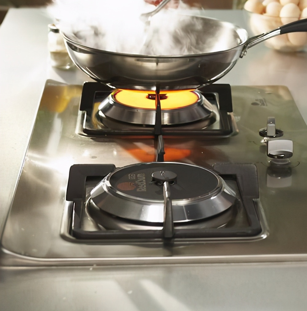 燃气灶开小火自动熄火是什么原因,燃气灶中间小圈不出火是什么原因