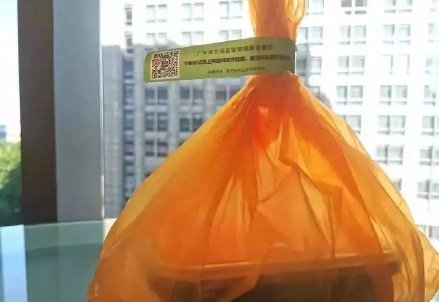 拒绝下楼取餐竟遭外卖员吐口水,外卖员不满客户要求送上楼吐口水