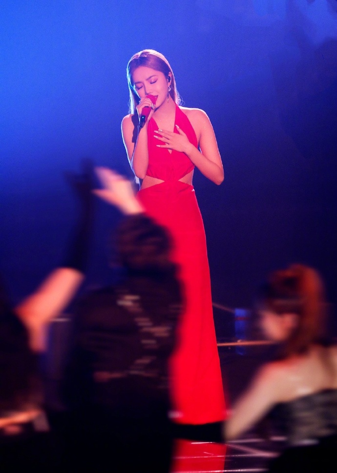 THE9安崎爆裂舞台，大红色连体露背裤性感火辣，1米58还有大长腿