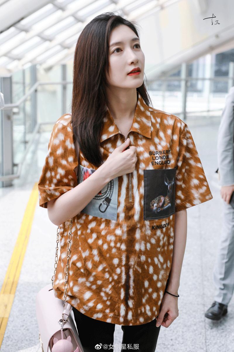 优衣库与kaws联名t恤 (优衣库kaws联名t恤图片)