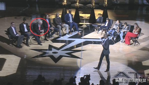 马努拥抱波波,马努最后一场波波维奇叫马努上场