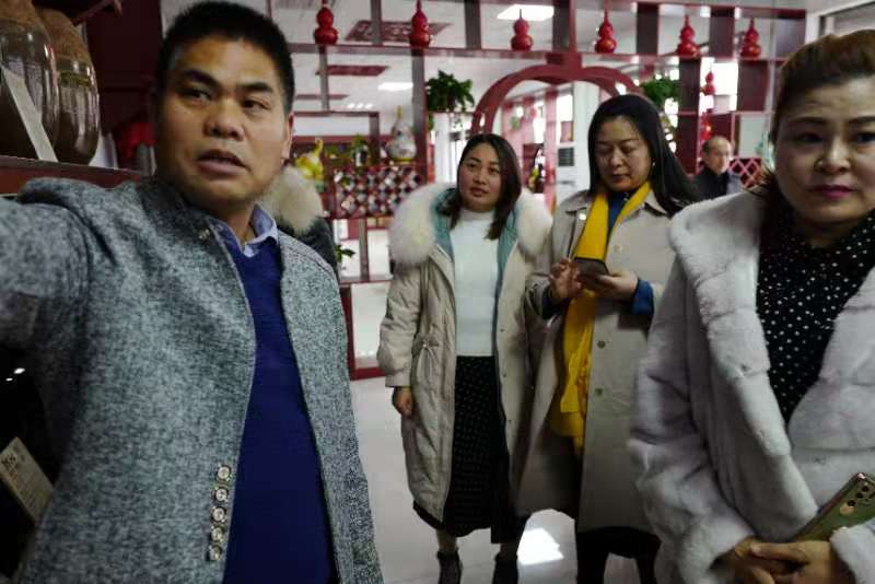 一杯好酒•与众不同洛阳蔡州商会到洛阳古洛酒铺生产基地走访调研