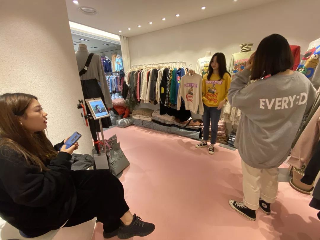 00后靠卖衣服三个月赚了一百万,中国小伙卖衣服赚6000