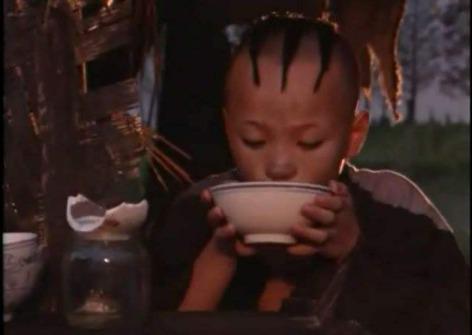 “三毛”34岁了！8岁爆火，14岁谢顶，植发挨300多针，如今变帅哥