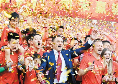 广州恒大八冠王,荣耀时刻广州恒大加冕中超八冠王