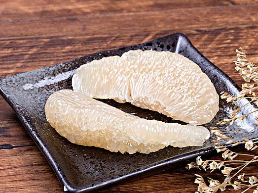 正确的切柚子的巧妙方法,吃柚子的时候怎么切才能保鲜