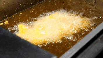 经过油炸后的油怎么利用,让油炸的油变清澈的妙招