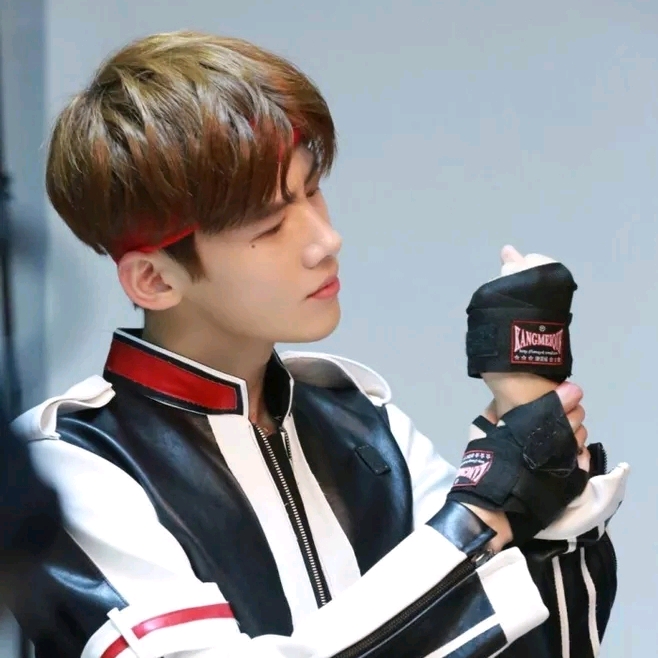 脸上有很多痣的男生代表什么,男人脸上有哪些痣不好图片