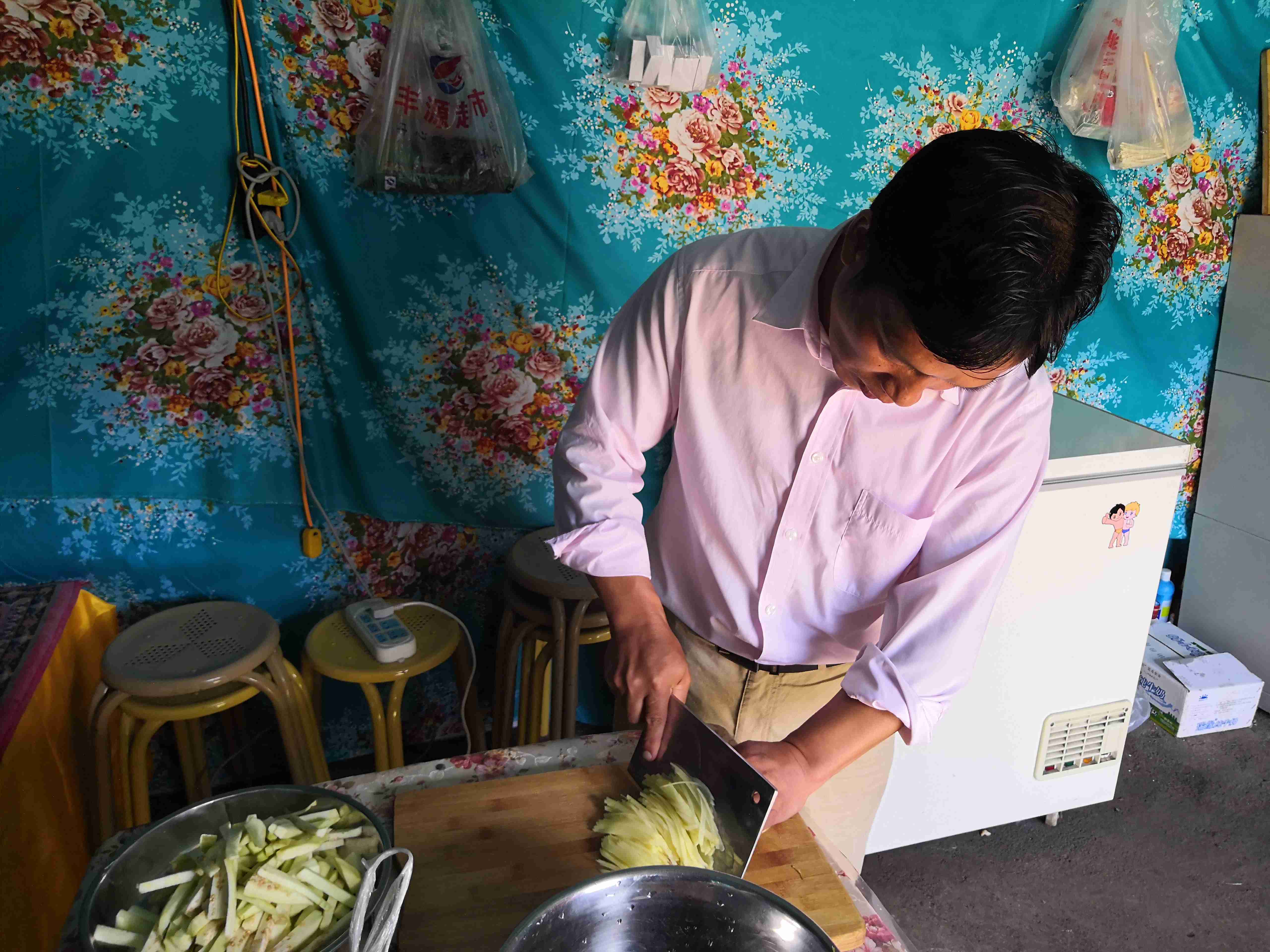 与*疆新**旅店老板共餐，直夸我土豆丝炒的好吃，后请我吃羊肉大餐