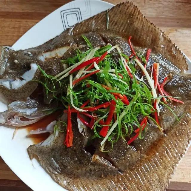 清蒸多宝鱼怎么鲜嫩好吃,清蒸多宝鱼的做法最正宗