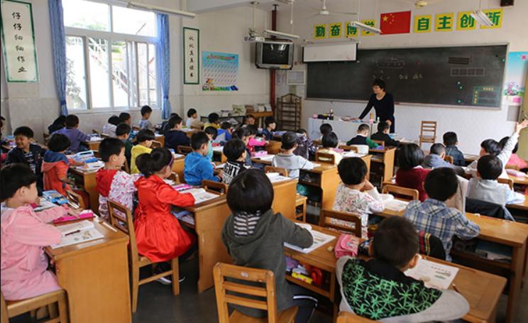 校服2300元被家长抱怨原视频,校方回应校服超4000元是真的吗