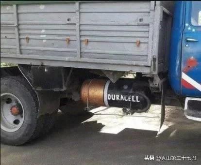 开心一笑：老师说，再有女生穿裙子来上课，就让她翻单杠