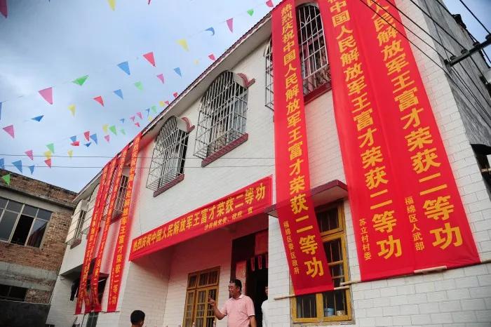 北流三等功现役军人送喜报,喜报我县两名现役军人荣获三等功