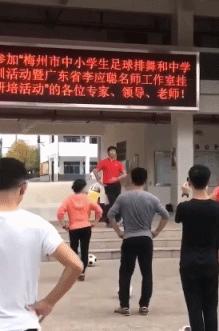 在楼梯上摔倒的搞笑视频,楼梯上摔下来搞笑图片