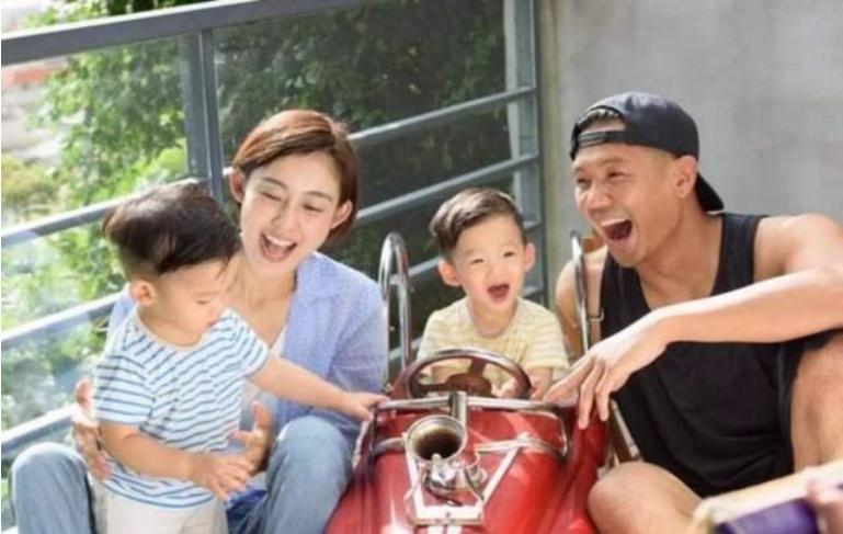 双胞胎姐妹越长大越分不清,一对双胞胎姐妹的年龄差距