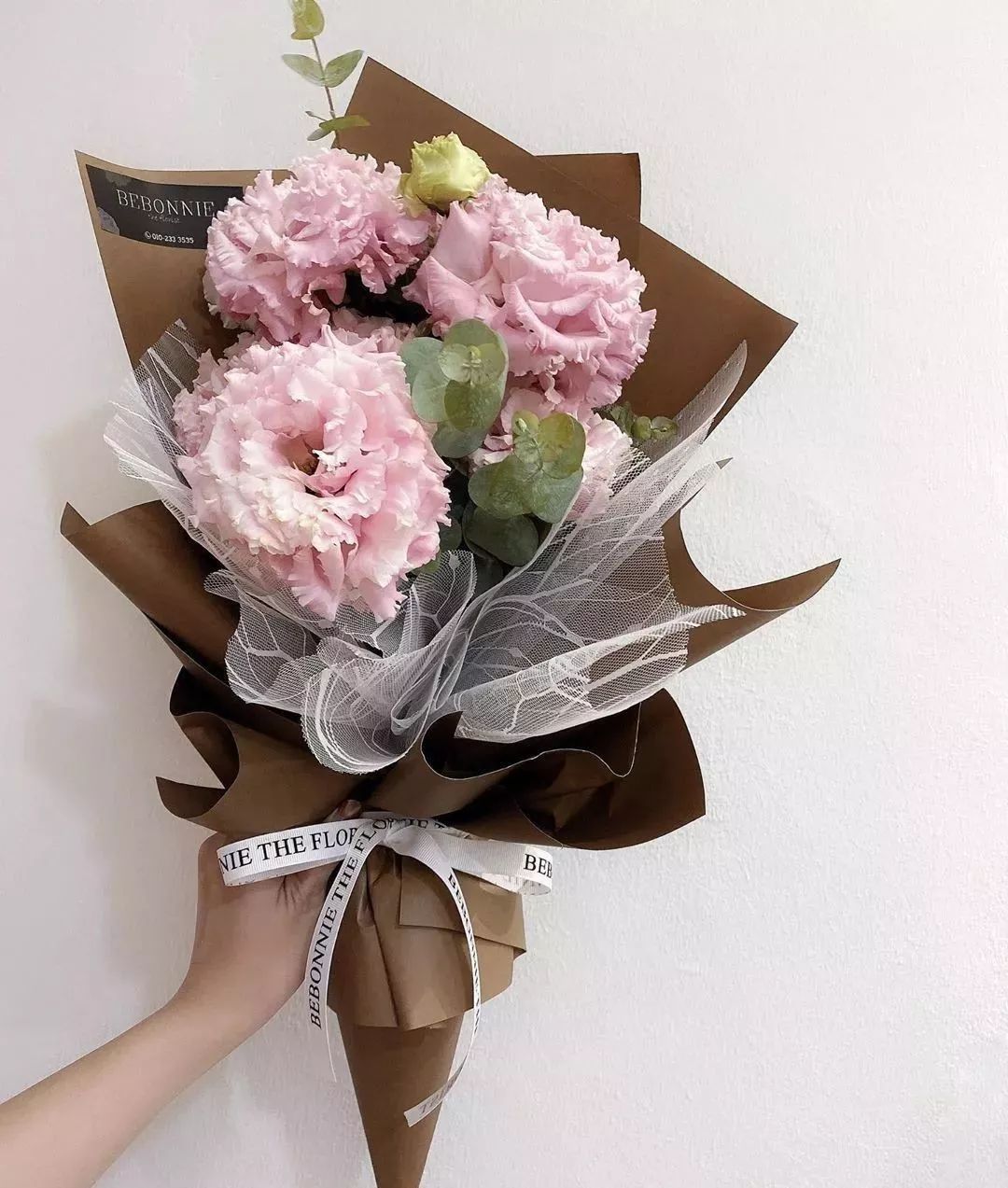 鲜花店日常换水整理花材,花要不要经常换水