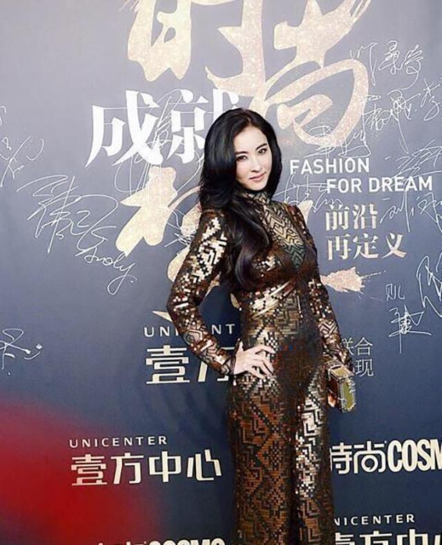 张柏芝穿白色装图片,张柏芝穿着打扮还是比较普通的