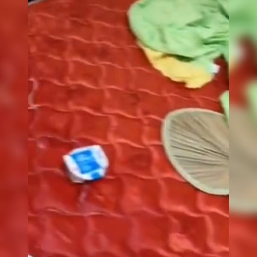 熊孩子给床垫“喂牛奶”，“牛奶床”，想想都觉得好奢侈