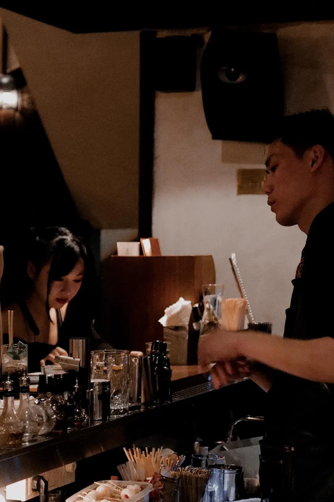 在上海的天花板酒吧“闯关”,喝到第五杯我悟了