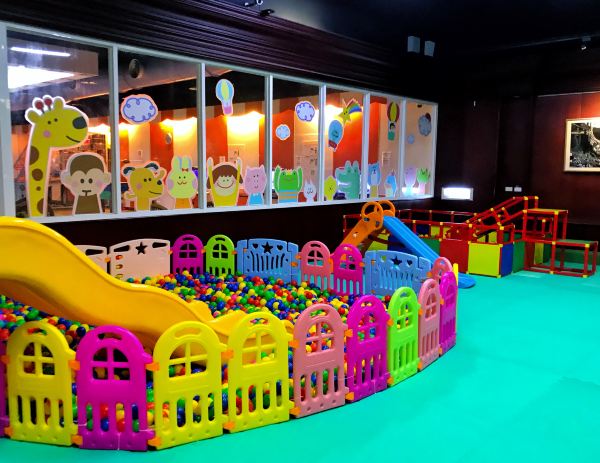 这家酒店有全台唯一「乌龙院主题房」,还能在馆内开赛车