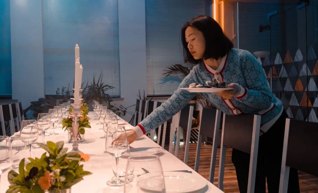 西餐餐桌布置教程,西餐厅吃饭时的餐桌布置