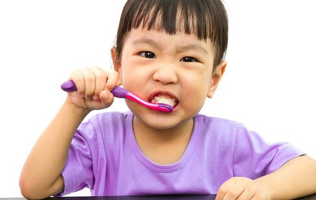 宝宝不肯刷牙发脾气,孩子不爱刷牙爸爸怎么去引导