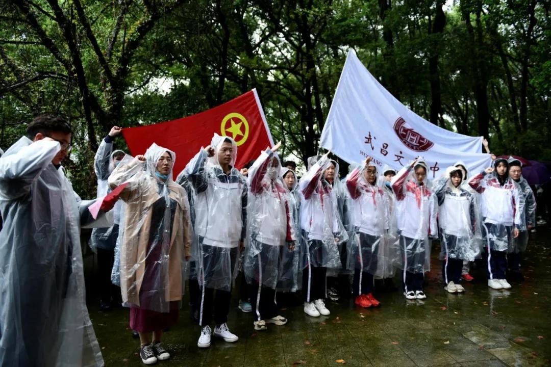 祭扫革命先烈追寻红色足迹,清明祭扫铭记历史追忆革命先烈