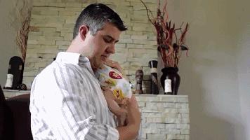 婴儿拍嗝的正确姿势拍多久,婴儿拍嗝正确拍应该什么样