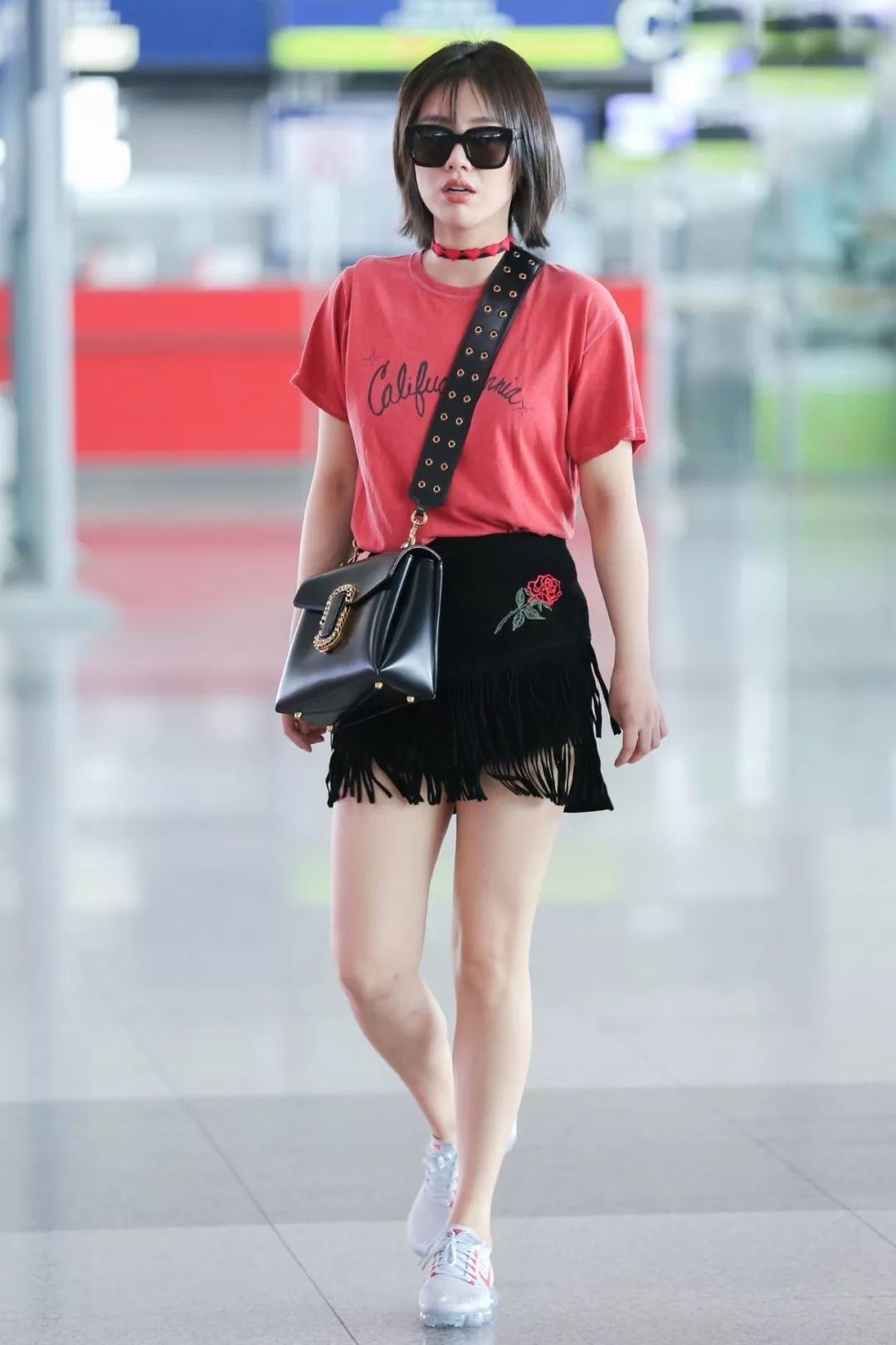 夏天穿浅色系的衣服真的很亮眼,夏天穿白色衣服搭配什么颜色包包