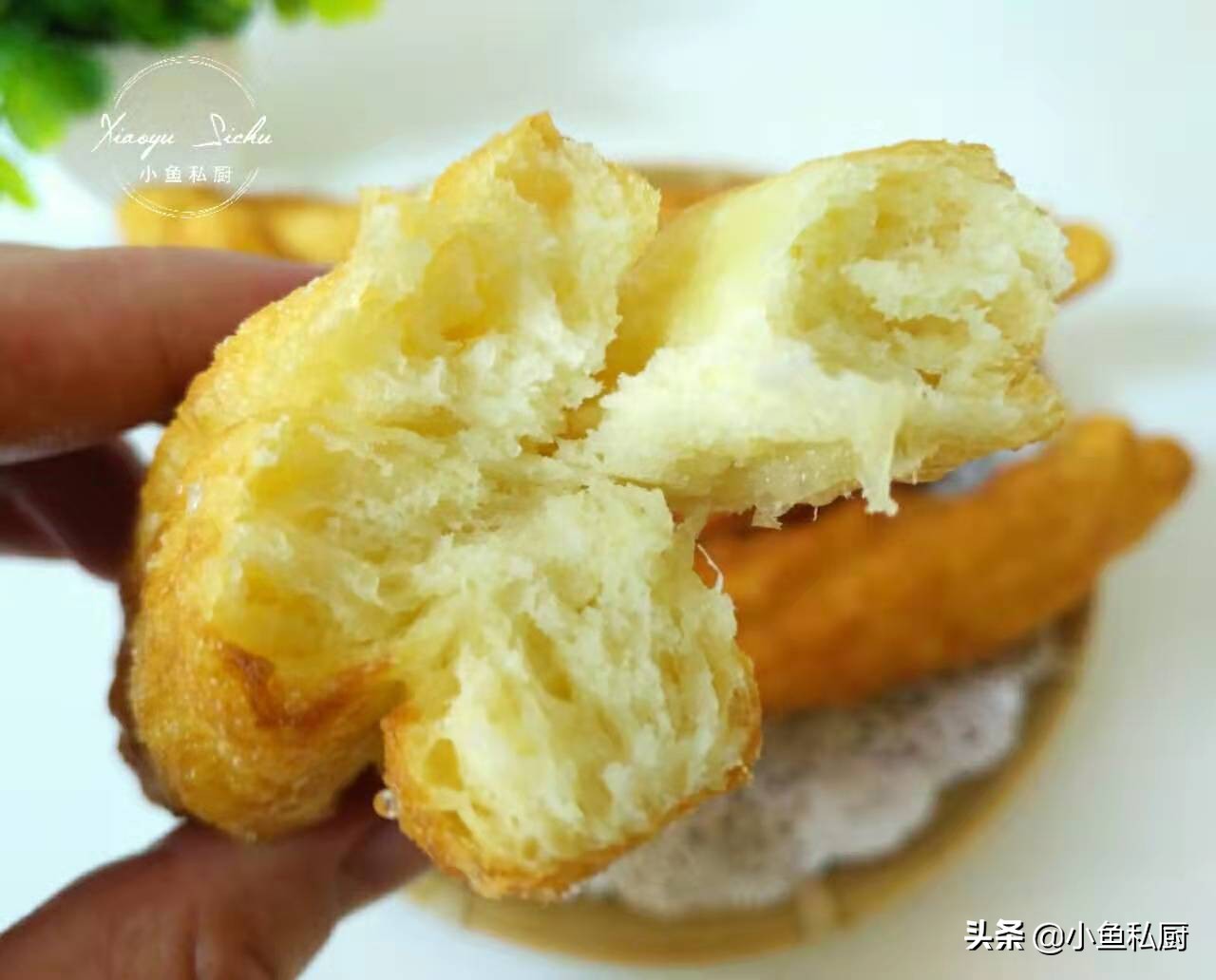 1碗面2个鸡蛋轻松做美味小油条,1碗面粉2个鸡蛋教你在家做油条