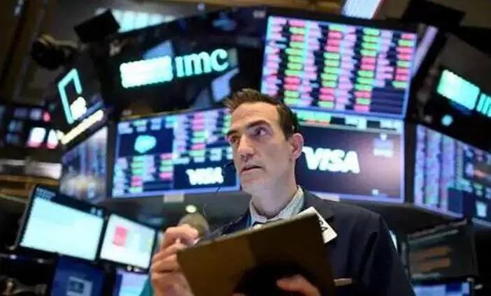 「12.2新闻速递」浸大学生会会长方仲贤被捕;《我和僵尸有个约会》重启;澳门11月*彩博**收入下挫七成