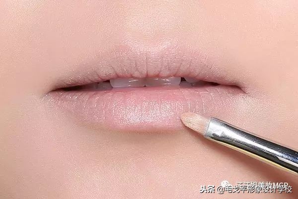 为什么口红怎么涂都不好看,嘴唇起皮涂口红不好看怎么办