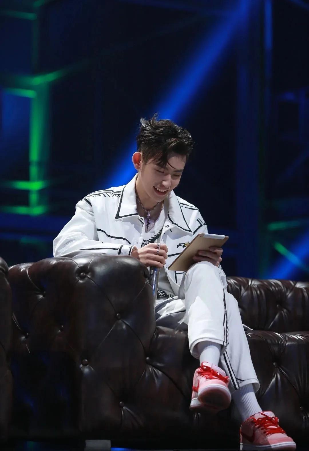 要什么漫画腿，明星们人手一件的漫画衣你怎么还没有？