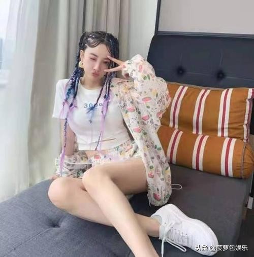 李小璐又作妖，和小鲜肉看电影恋情曝光，Ty：我头发是蓝色的