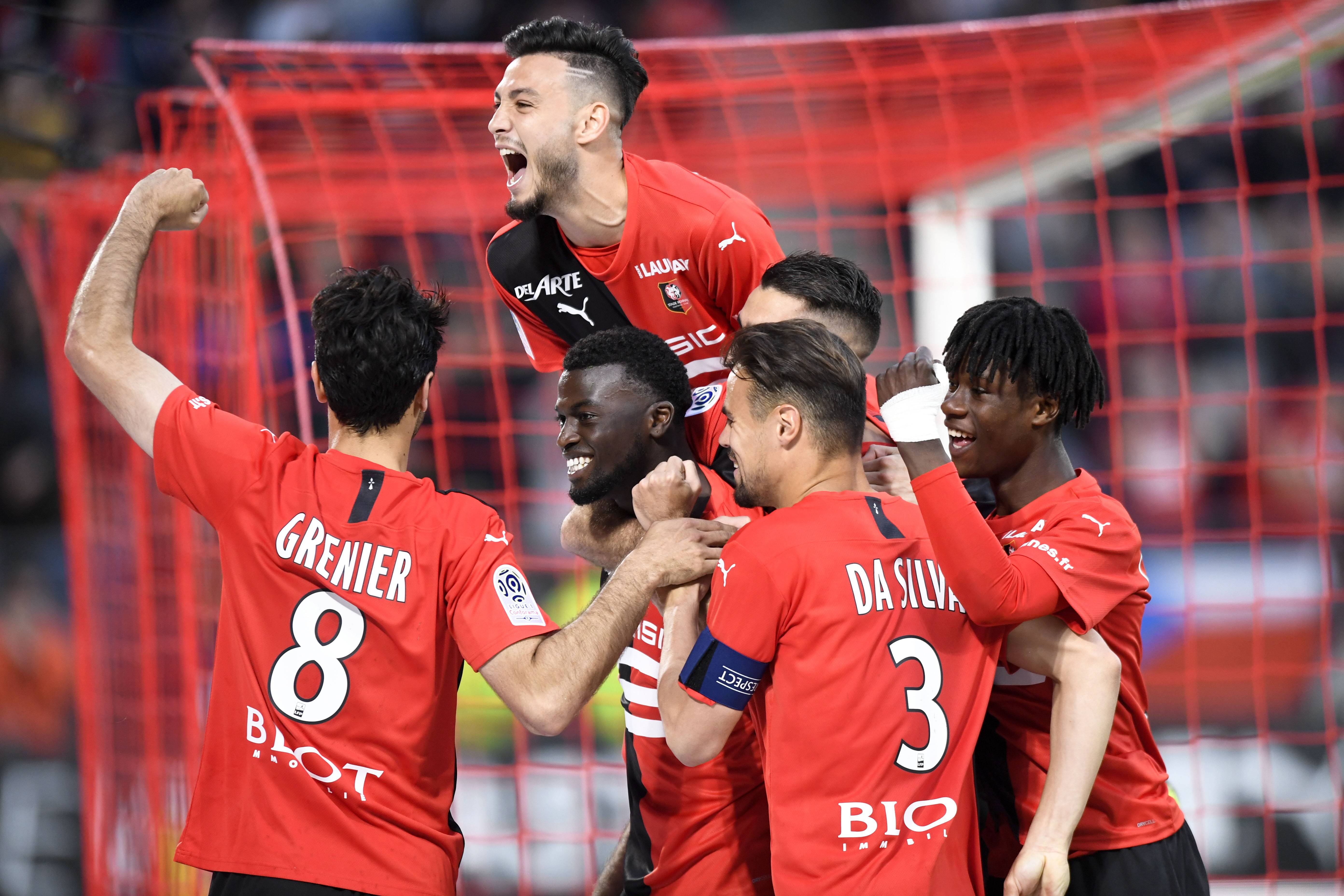 光着脚丫子踢足球,c罗上演梅开二度击溃拜仁