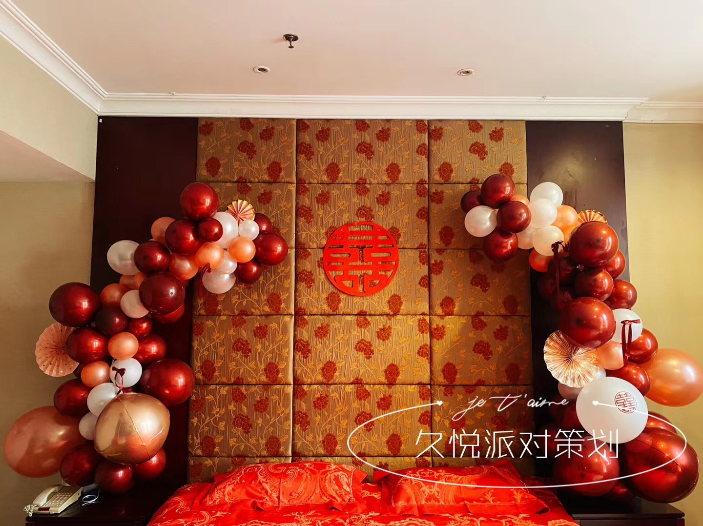 婚礼气球现场布置效果图,婚礼舞台布置简约气球