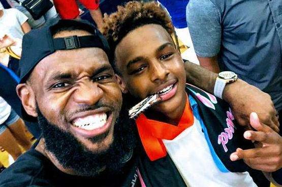 场内庆祝+掉鞋没被投诉？AAU主管：詹姆斯是父亲，我向他致敬