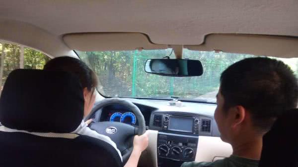 汽车方向盘上的res怎么使用,方向盘上的set功能是什么