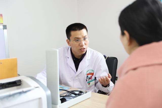 女婴出生6天后来“月经”，检查结果出来后，医生给宝爸上了一课