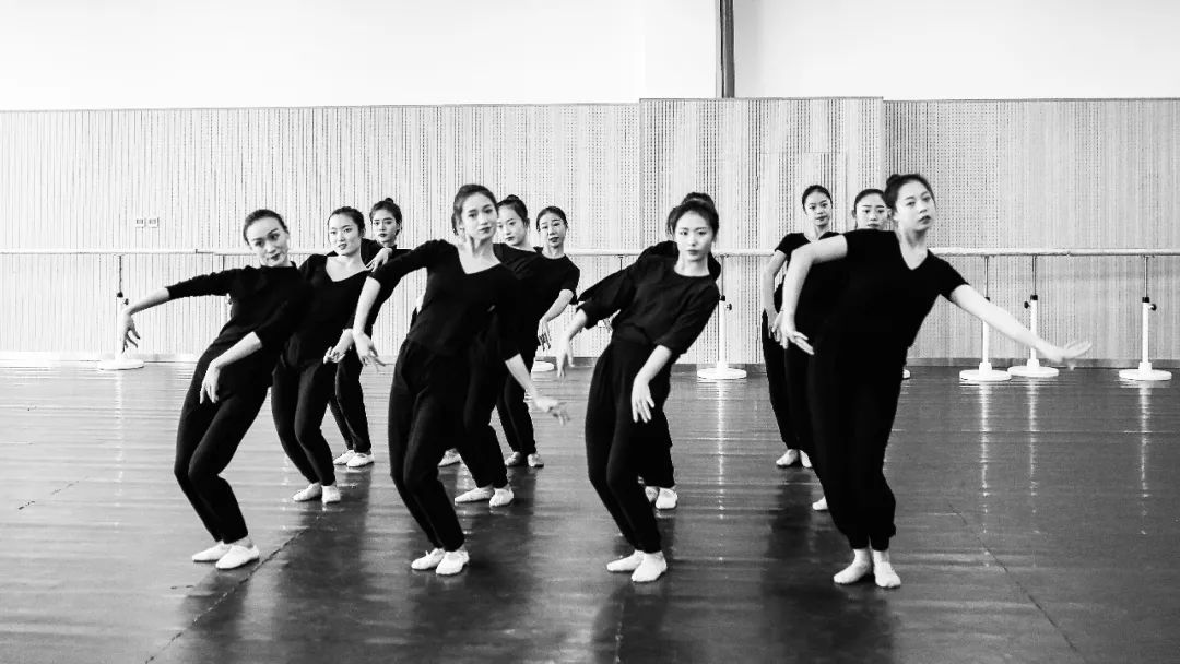 星光不负赶路人越努力越幸运,披星戴月星光不负赶路人文案