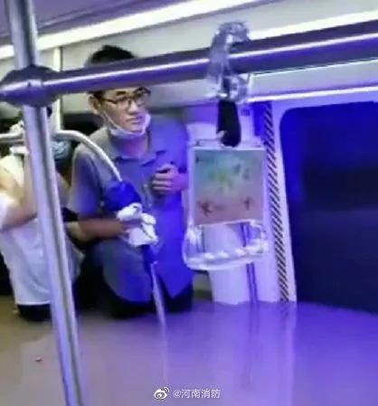 河南暴雨解放军支援感人视频,郑州暴雨将军亲临抗洪一线