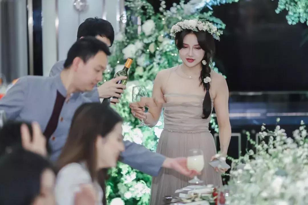 做ww买假包炫富！喂男友吃鼻涕！张诗萌竟这么恶心？