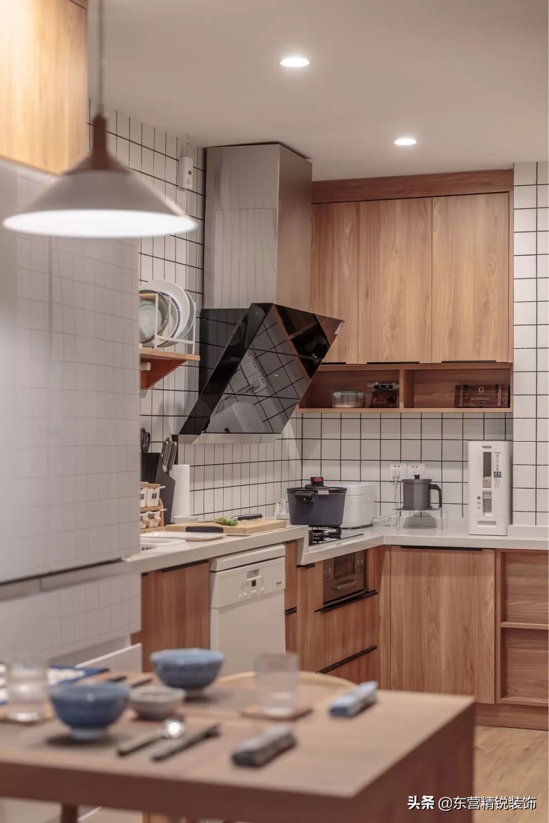 餐厨一体设计让空间显得很宽敞,餐厨客厅一体设计效果图