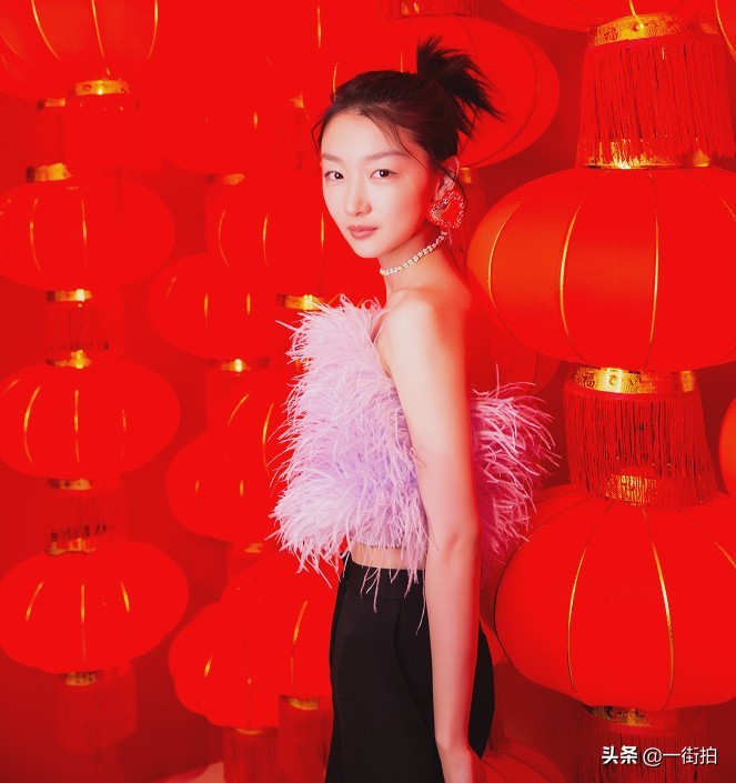 周冬雨穿奶茶色抹胸礼裙出席活动,周冬雨显瘦西装裤