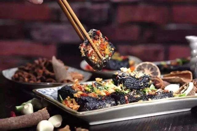 好吃Skr人了！爆汁的“臭”豆腐，吃到扶墙出