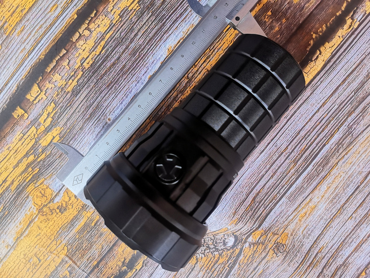 自从拍完这个手电之后，公园里人少了好多