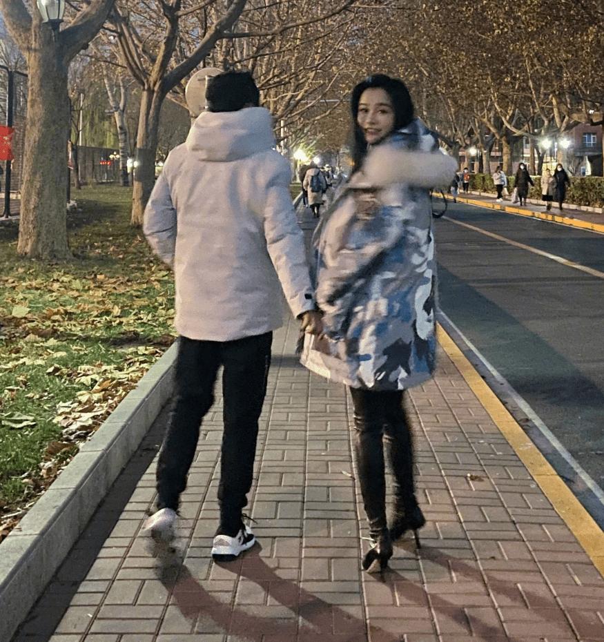 邹市明冉莹颖冬日机场照,邹市明冉莹颖恩爱瞬间